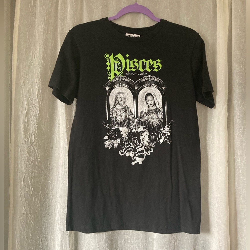 Feels So Good brand Black Graphic T-Shirt with Green Pisces Design